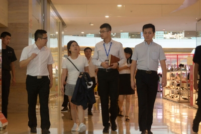 廣東歌舞劇院創(chuàng)作室編導(dǎo)、國家一級導(dǎo)演黃盈到河源市商業(yè)中心考察指導(dǎo)