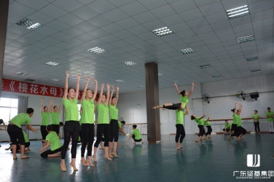 河源市委常委、宣傳部部長吳善平視察堅(jiān)基迎“三節(jié)”暨《桃花水母》開演準(zhǔn)備工作