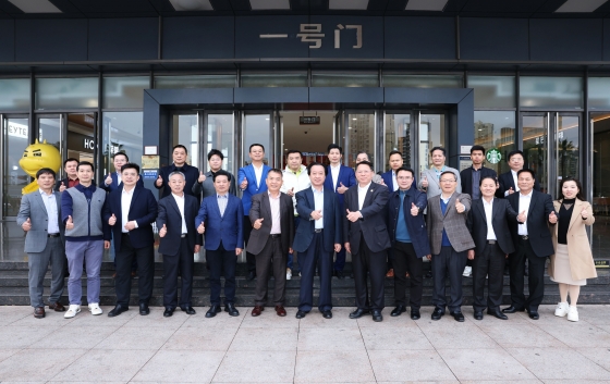 馬年正月十六，年味依舊濃郁。3月4日，廣東省客家商會(huì)會(huì)長(zhǎng)鄧振龍率代表團(tuán)赴河源開(kāi)展馬年外出考察首站活動(dòng)。代表團(tuán)走進(jìn)廣東堅(jiān)基集團(tuán)，實(shí)地調(diào)研河源市商業(yè)中心等項(xiàng)目，交流創(chuàng)新發(fā)展經(jīng)驗(yàn)，共探政企商協(xié)同合作新機(jī)遇。河源市委常委、統(tǒng)戰(zhàn)部部長(zhǎng)廖繼聰，東源縣委書(shū)記秦衛(wèi)民，河源市委統(tǒng)戰(zhàn)部副部長(zhǎng)、市工商聯(lián)黨組書(shū)記郭軍陽(yáng)等領(lǐng)導(dǎo)出席活動(dòng)；寶鷹控股集團(tuán)董事長(zhǎng)古少明等30余位灣區(qū)客商參與考察；廣東省客家商會(huì)本期輪值會(huì)長(zhǎng)、堅(jiān)基集團(tuán)